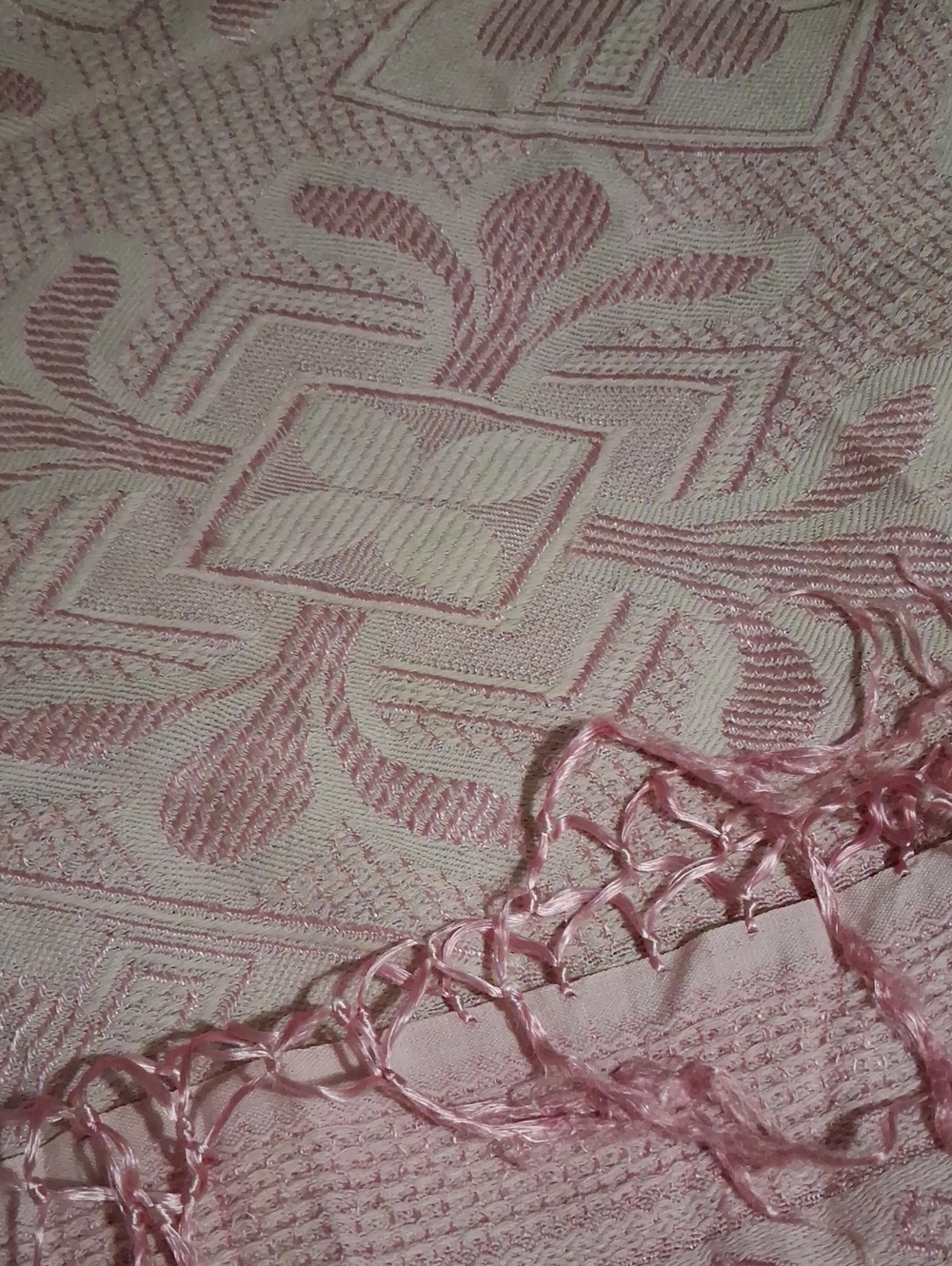 Elegant Pink Jacquard Throw Blanket with Fringe